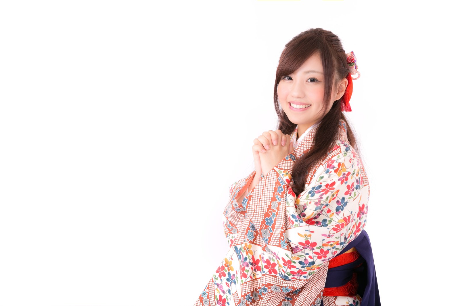 振袖と袴姿で両手を合わせておねだりをする笑顔の女性［モデル：河村友歌］