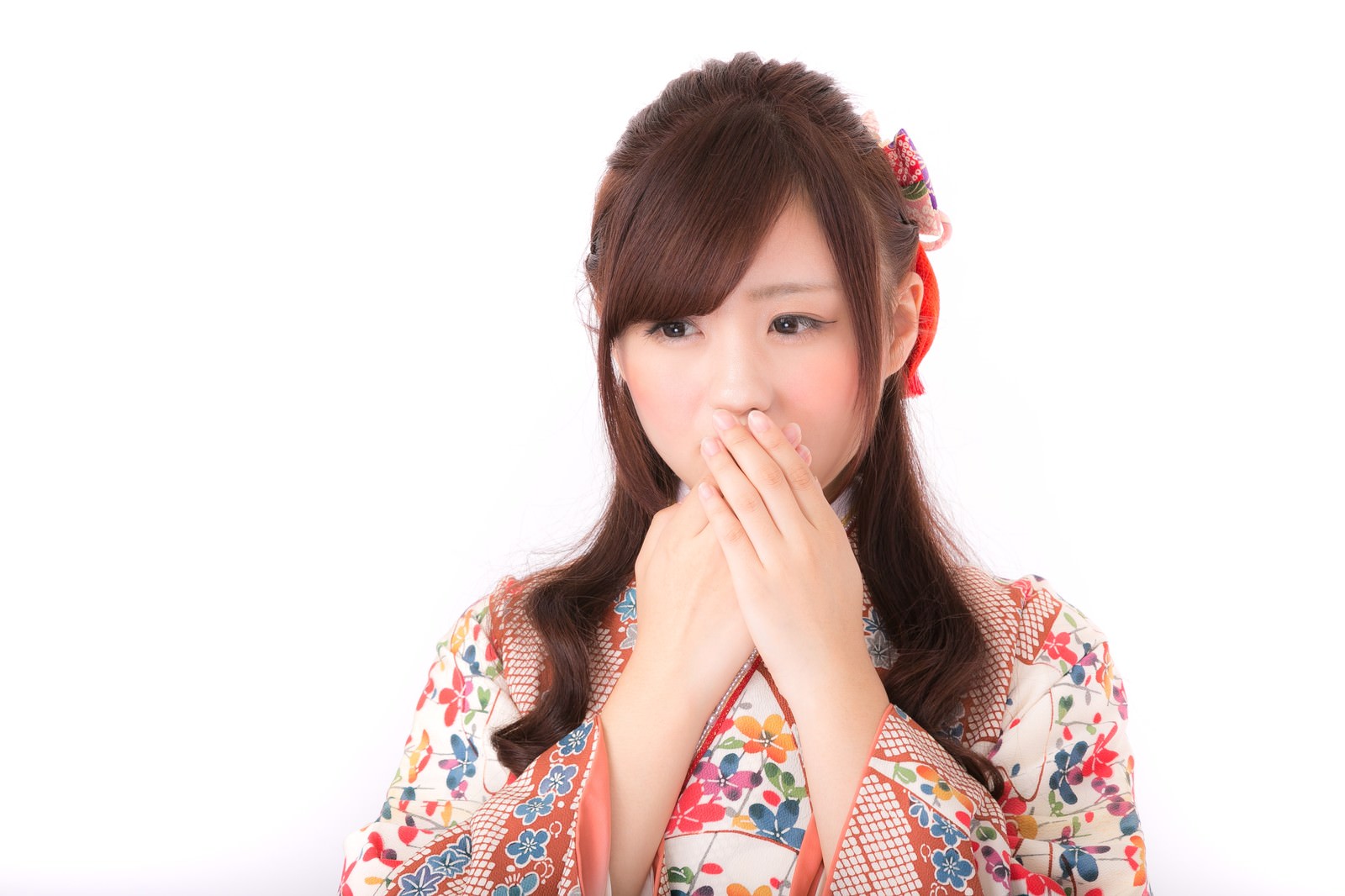 赤い花柄の着物姿で口元を手で覆う女性［モデル：河村友歌］