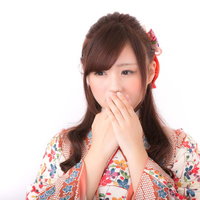 口元を抑える着物姿の女性、成人式や卒業式などの和装の写真