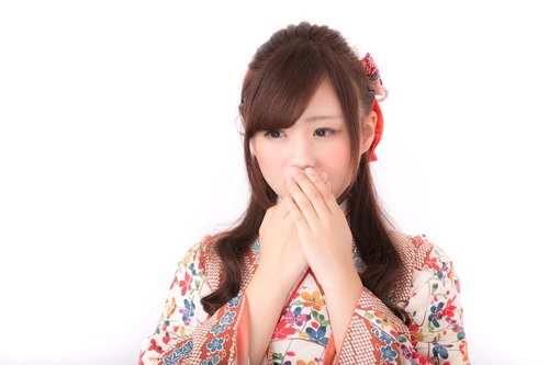 口元を抑える着物姿の女性、成人式や卒業式などの和装