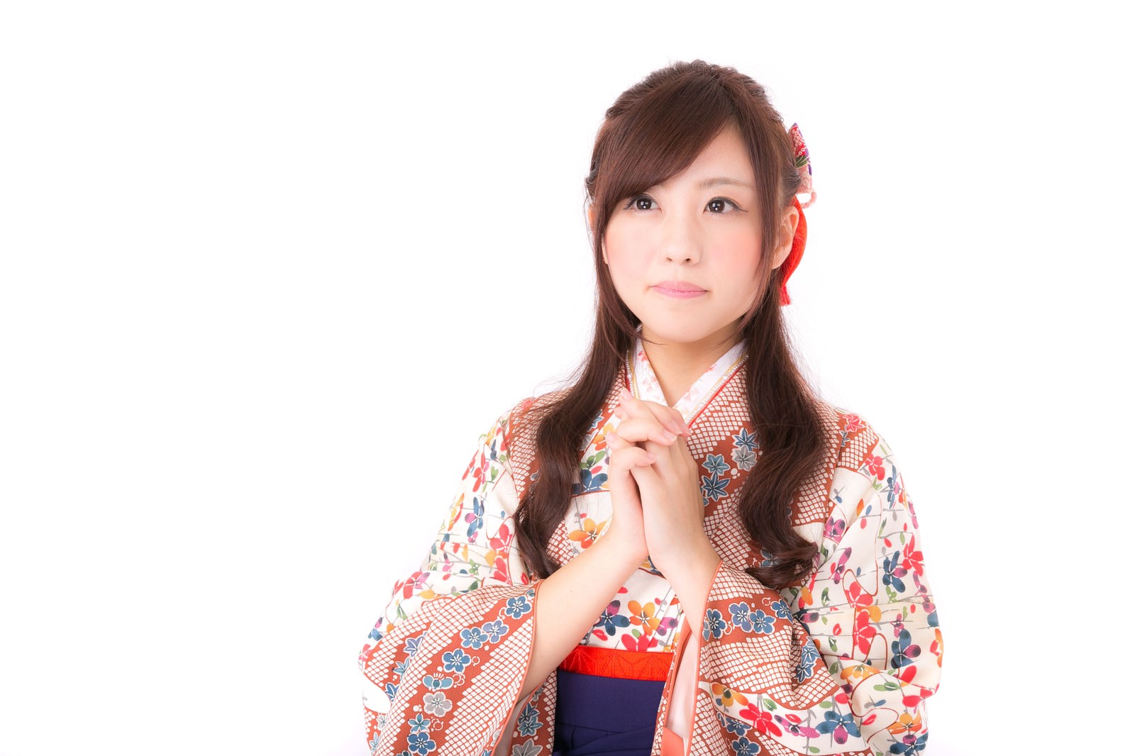 成人式で着物を着た女性が正面を向いて立っている［モデル：河村友歌］