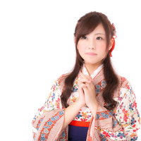 成人式で着物を着た新成人の女性の正面ポートレートの写真