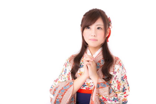 成人式で着物を着た新成人の女性の正面ポートレート