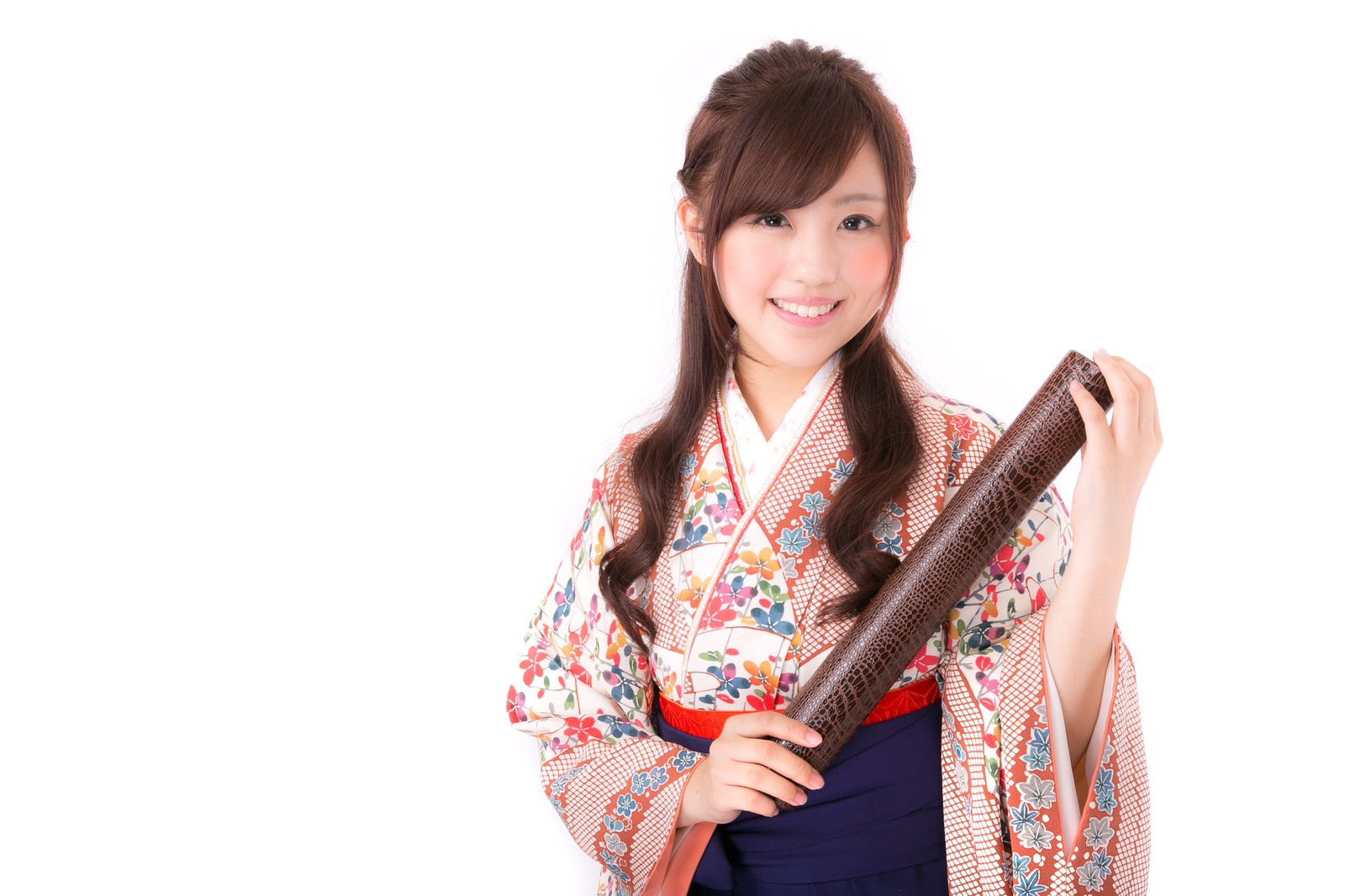 赤と白の花柄着物に紺色の袴を着けた女性が卒業証書を持って笑っている［モデル：河村友歌］