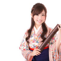 卒業証書を持った袴姿の着物美女、笑顔の卒業式の写真