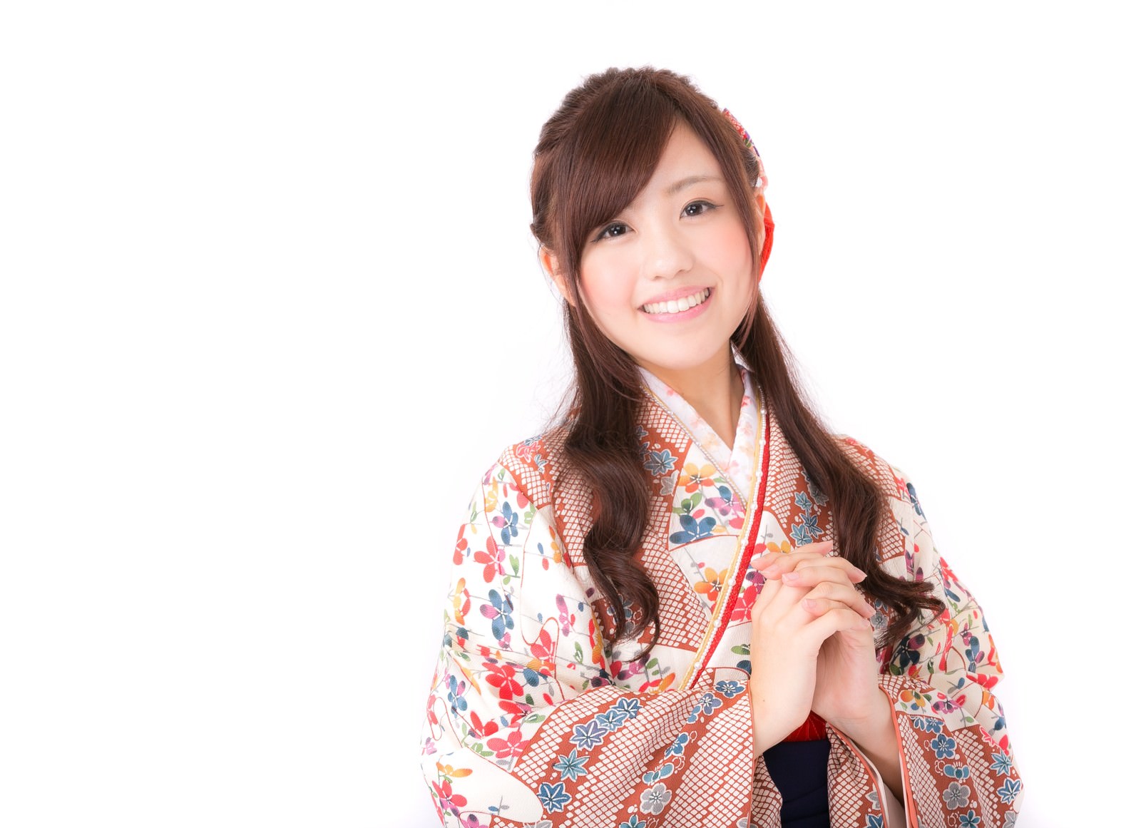 赤い帯紐を持ちながら笑顔で微笑む着物姿の女性［モデル：河村友歌］