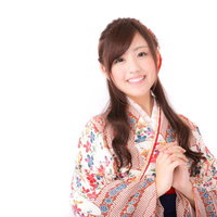 素敵な一年になりますように、赤い帯紐の着物姿で笑う女性の写真