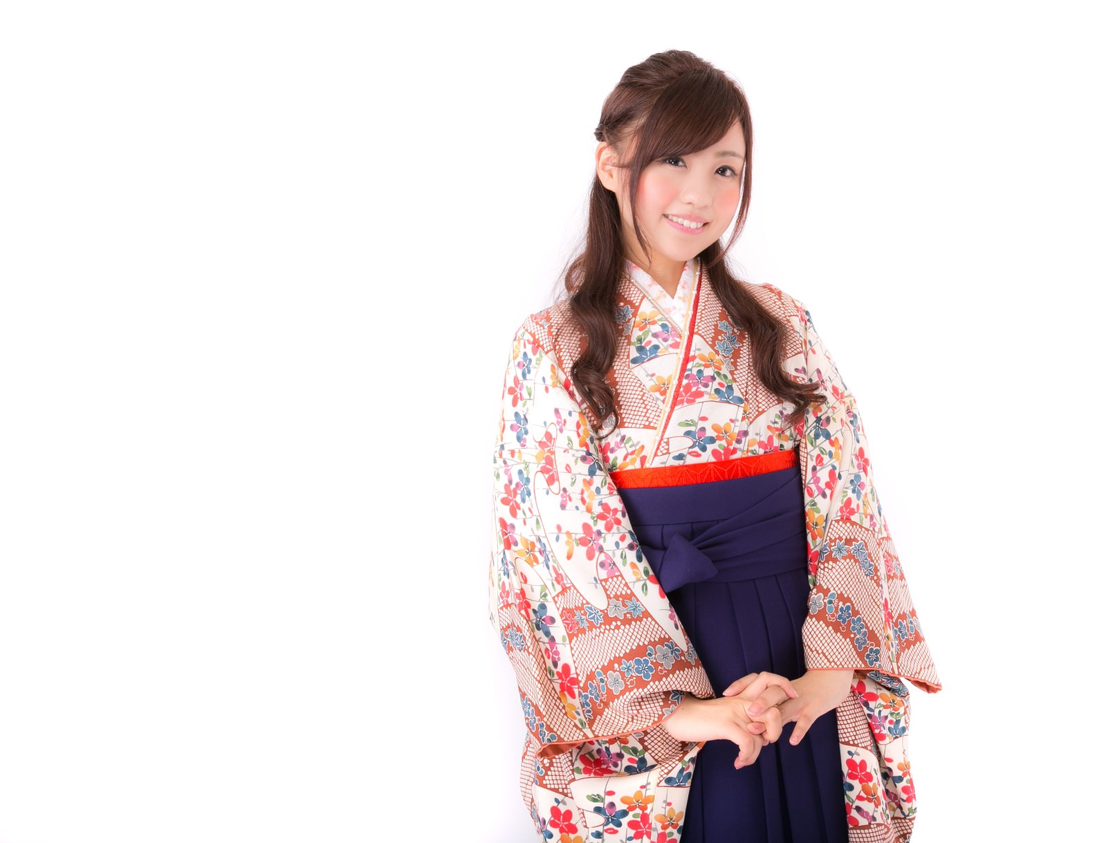 花柄の振袖と袴を着てはにかむ女性［モデル：河村友歌］