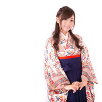 はにかむ笑顔の振袖美女、花柄の古典和装で成人式や卒業式にの写真