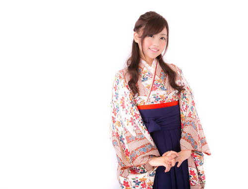 はにかむ笑顔の振袖美女、花柄の古典和装で成人式や卒業式に