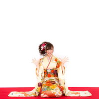 新年おめでとう！ことよろ両手を広げて喜ぶ振袖姿の女性の写真