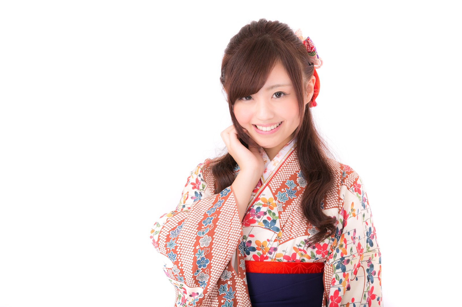 成人式の振袖を着た笑顔の女性が首に手を当てている［モデル：河村友歌］