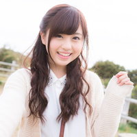 交際したばかりの彼女と初デートで公園を訪れた笑顔の女性の写真