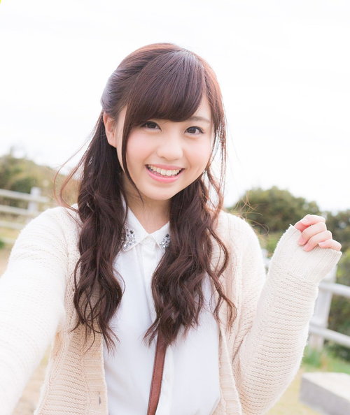 交際したばかりの彼女と初デートで公園を訪れた笑顔の女性の写真