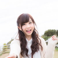 デート中、袖を引っ張る彼女、千葉県いすみ市の公園で笑顔の写真