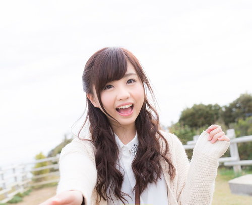 デート中、袖を引っ張る彼女、千葉県いすみ市の公園で笑顔の写真