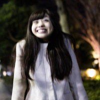 「うっひょー！」と歓びを露わにする彼女の写真
