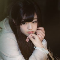 複雑な心境で考え込む女性、失恋や悩みで思い詰める表情の写真