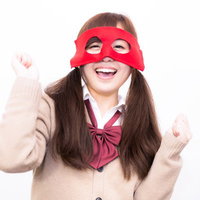 秘密結社の仲間入りをした女子高生が赤い仮面で喜ぶの写真