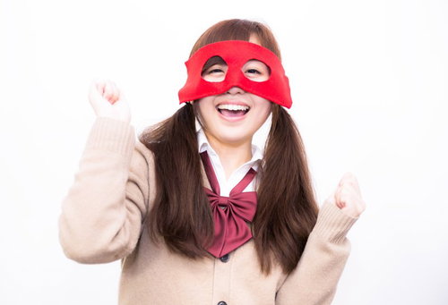 秘密結社の仲間入りをした女子高生が赤い仮面で喜ぶ