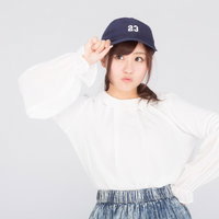 キャップをかぶったポップな元気女子のストリートファッションの写真