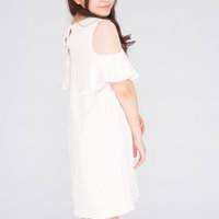 振り返るキラキラ広報、オフショルダーの白ワンピース姿の写真