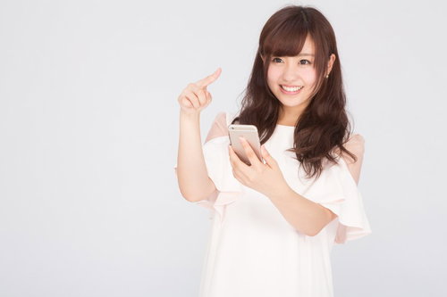 スマホでモンスターを捕まえるゲームに夢中なキラキラ女子