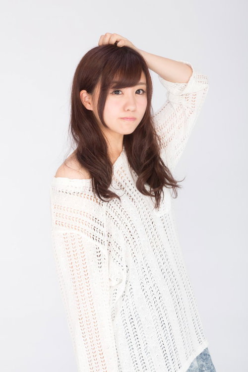 おとぼけガールの寝起きコーデ。白ニットのオフショルダートップ