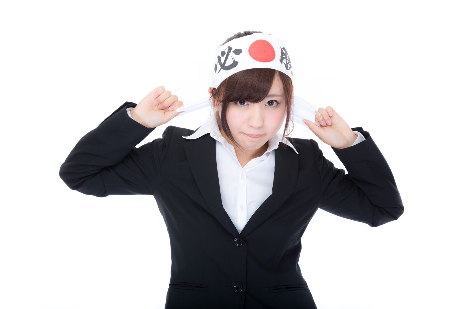必勝ハチマキを巻いてガッツポーズをするスーツ姿の女性［モデル：河村友歌］
