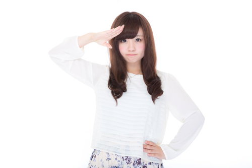 「了解いたしましたぁ！」と上司に敬礼をするキラキラ女子