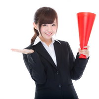 「受験頑張って！」メガホンを持って応援する美女チューターの写真