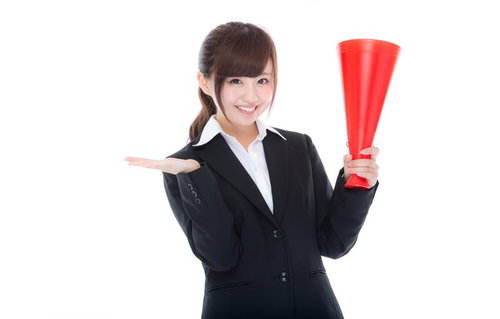 「受験頑張って！」メガホンを持って応援する美女チューター