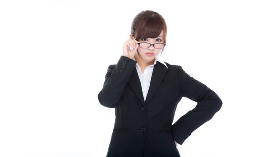 スケジュール管理ができない上司に指摘する眼鏡をかけた美人秘書