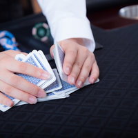 トランプをシャッフルするカジノディーラーの手元の写真