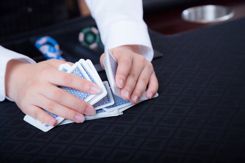 トランプをシャッフルするカジノディーラーの手元の写真