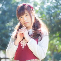 困惑した表情の森ガール 森の中でロングヘアを揺らす女性ポートレートの写真