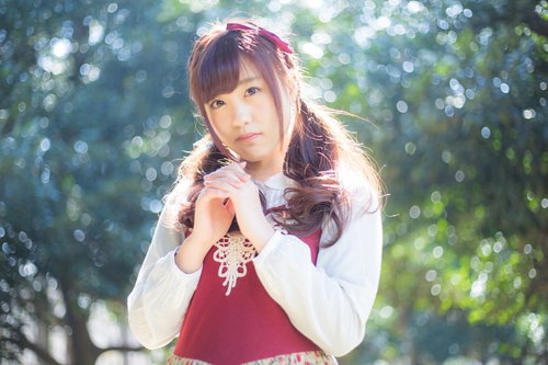 困惑した表情の森ガール 森の中でロングヘアを揺らす女性ポートレート