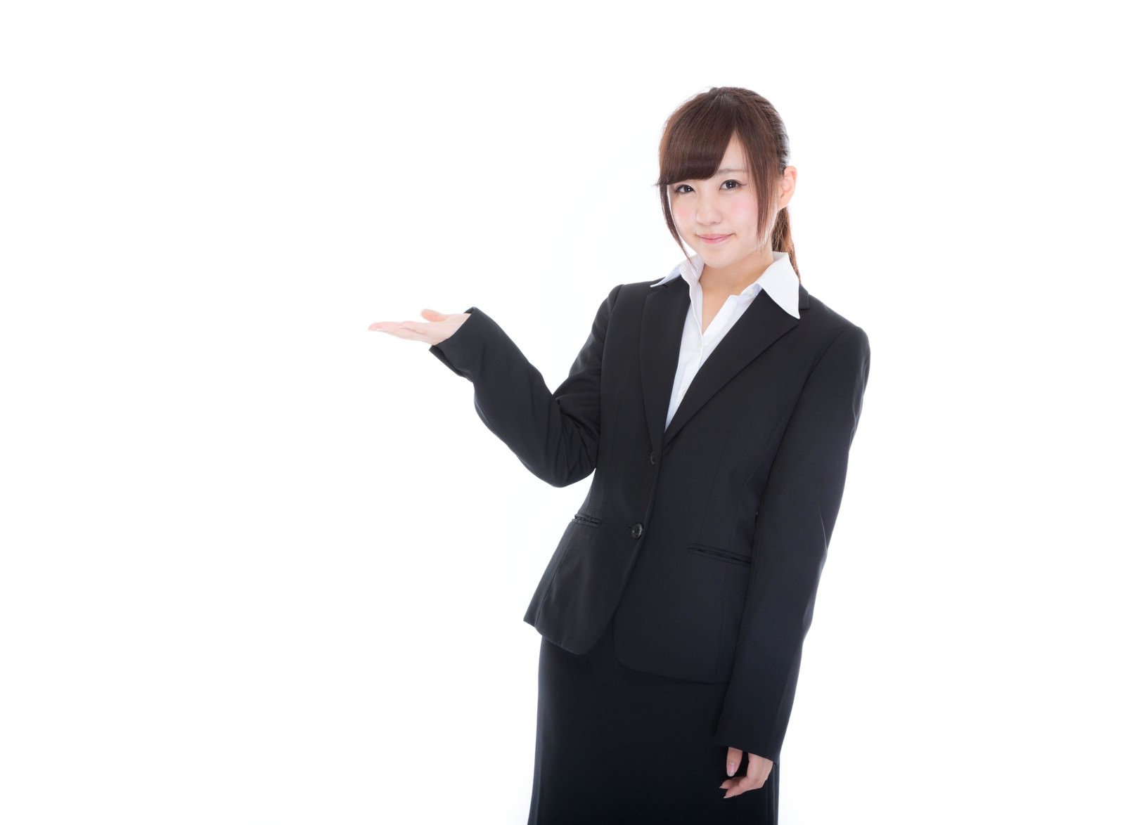 黒いスーツ姿で左手を上げて案内する女性の受付嬢［モデル：河村友歌］