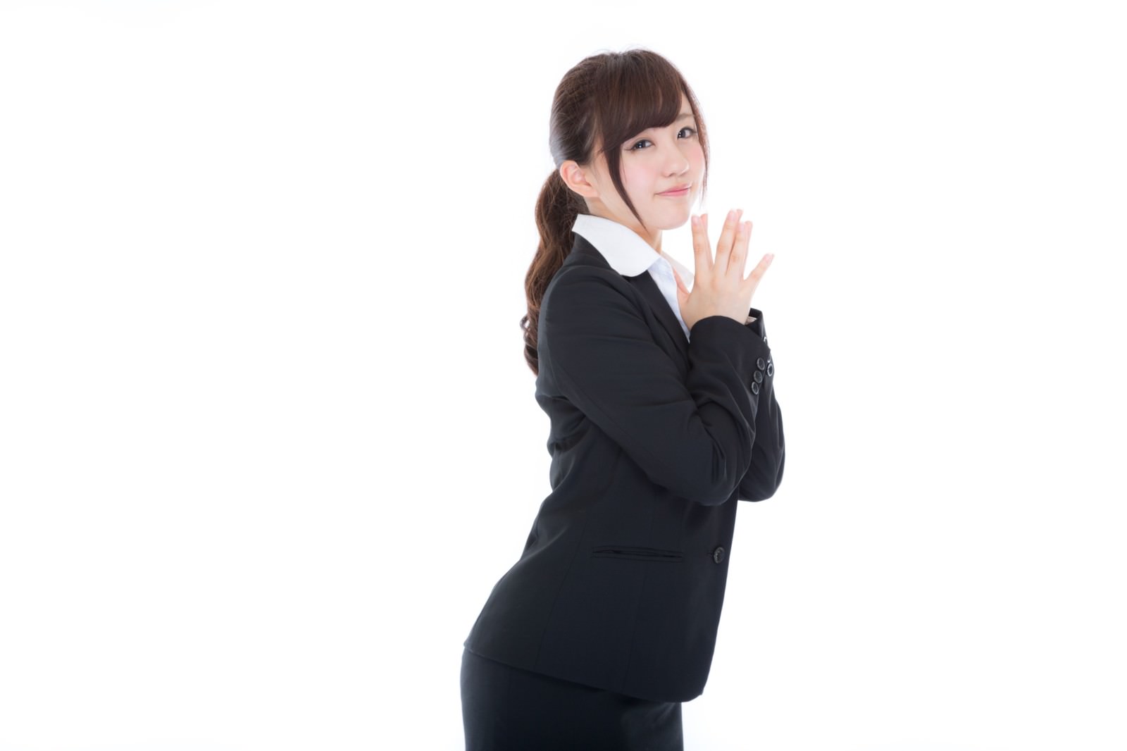 黒いスーツ姿で両手を上げて喜ぶ新卒女性［モデル：河村友歌］