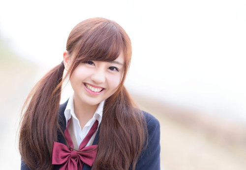 「今日は私の誕生日だよ！」と彼に伝える放課後女子高生