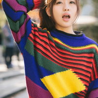 秋の陽気に映える80s風カラフルニットを纏う女性の写真