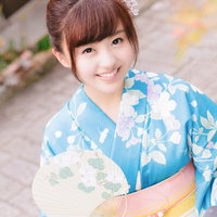 白い花柄を合わせた浴衣で上を見上げる浴衣女子の写真