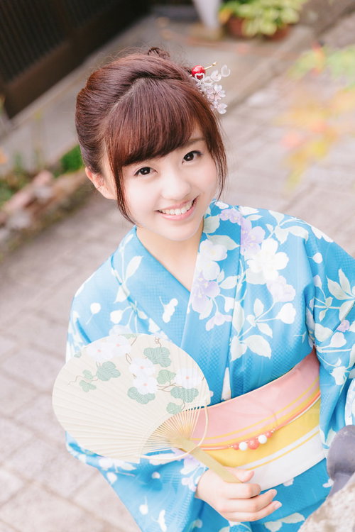 白い花柄を合わせた浴衣で上を見上げる浴衣女子