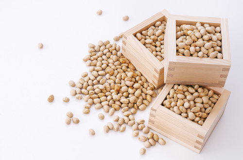 節分の豆が溢れる木製の枡