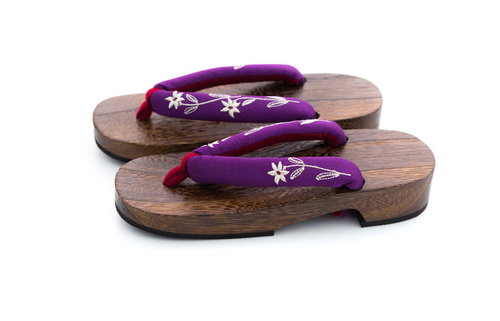 紫色の花柄刺繍が入った女性用の下駄、赤鼻緒付き