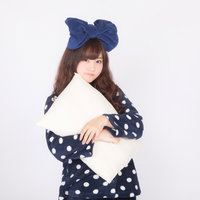 これから寝ますをアピールする女性の写真