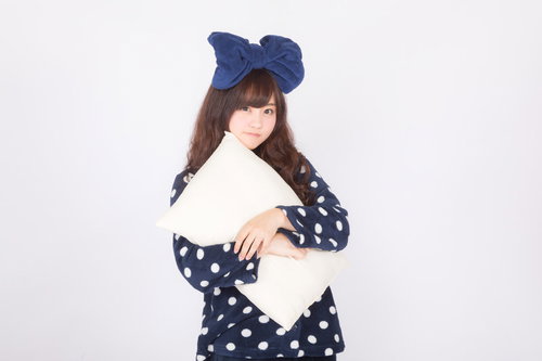 これから寝ますをアピールする女性