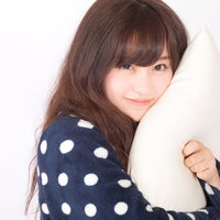 ワイ、抱きまくらになりたいと白い抱き枕を抱きしめる女性の写真