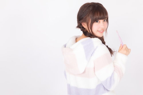 寝る前のルーティン、パジャマ姿で歯ブラシをする女性