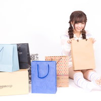 ほしい物リストが届いてご満悦な女性とプレゼントの写真